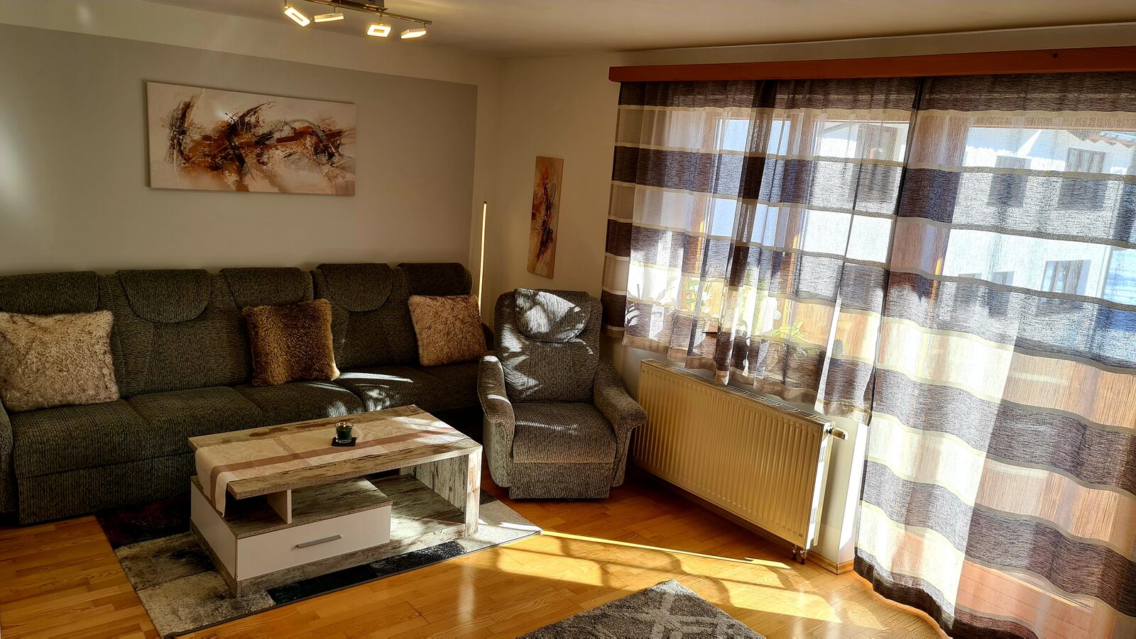 Wohnbereich mit Couch, Apartment 1