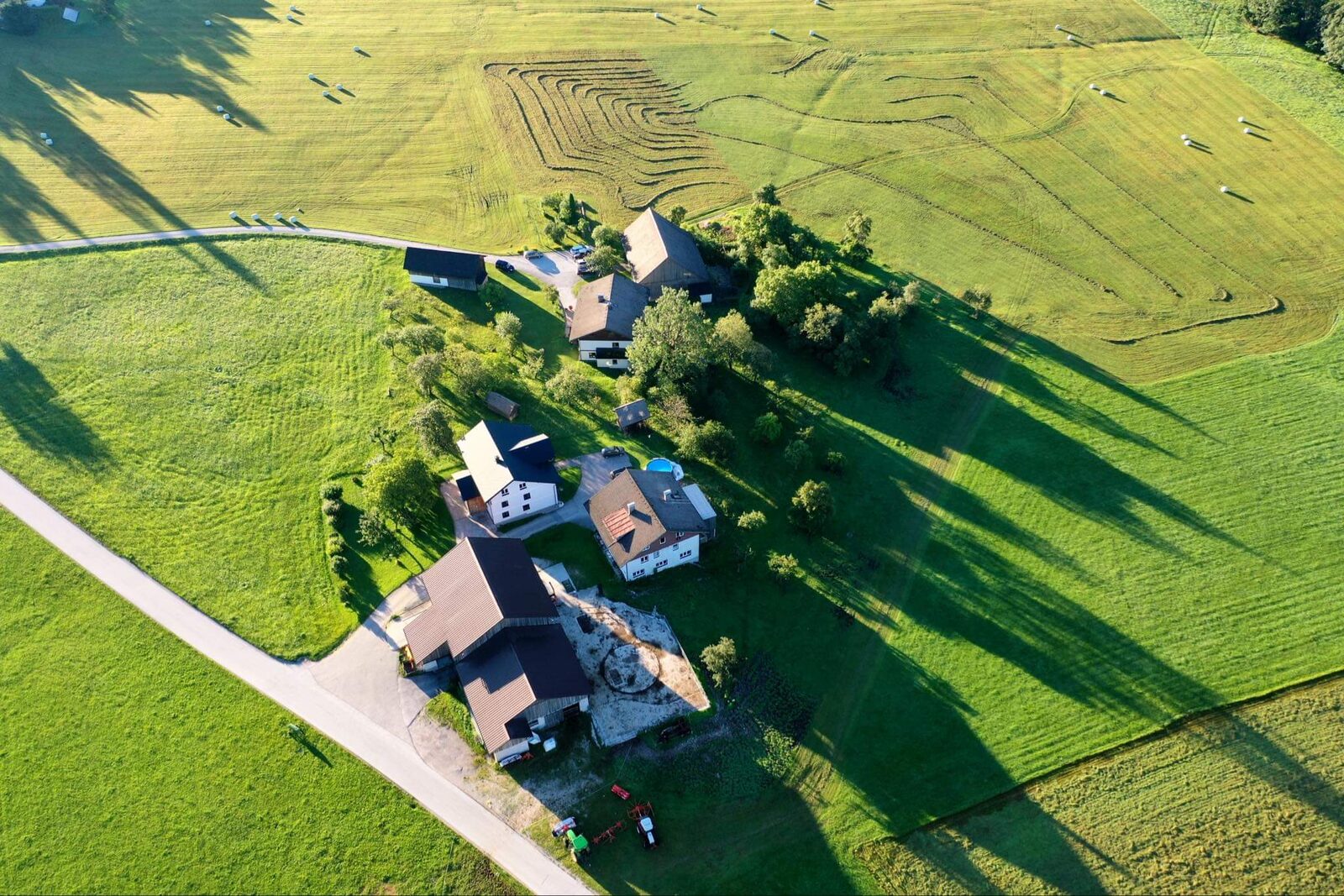 Luftaufnahme des Bauernhauses und der Wiesen