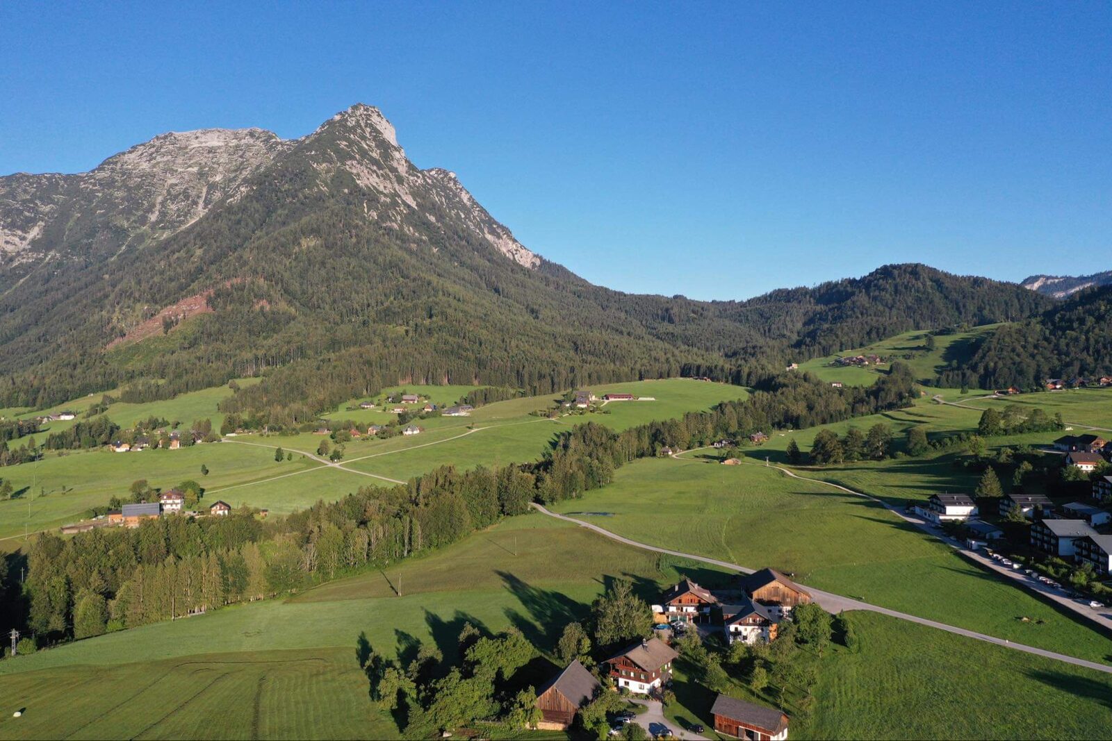 Luftaufnahme des Hauses im Sommer