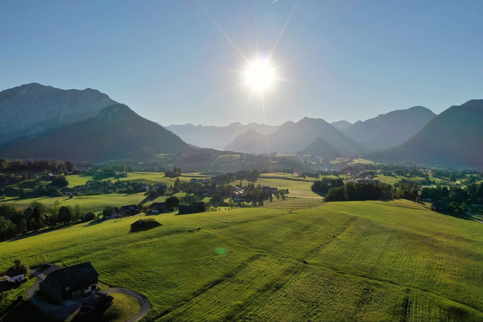 Sonnenaufgang über dem Tal, Luftaufnahme