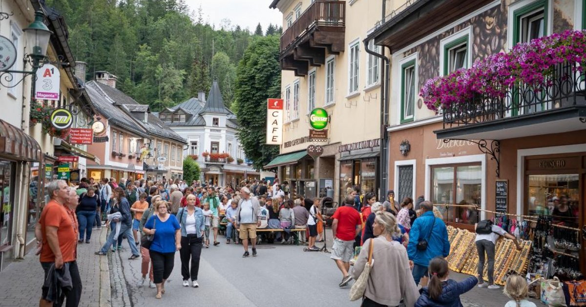 Ausseer Sommernächte — belebte Fußgängerzone in Bad Aussee