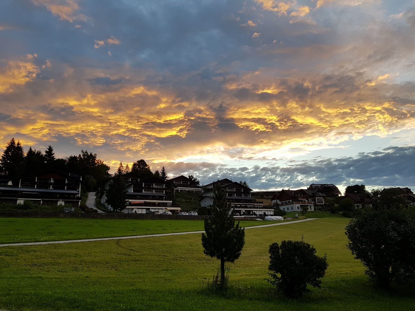Verschneite Gasse in Bad Aussee am Abend