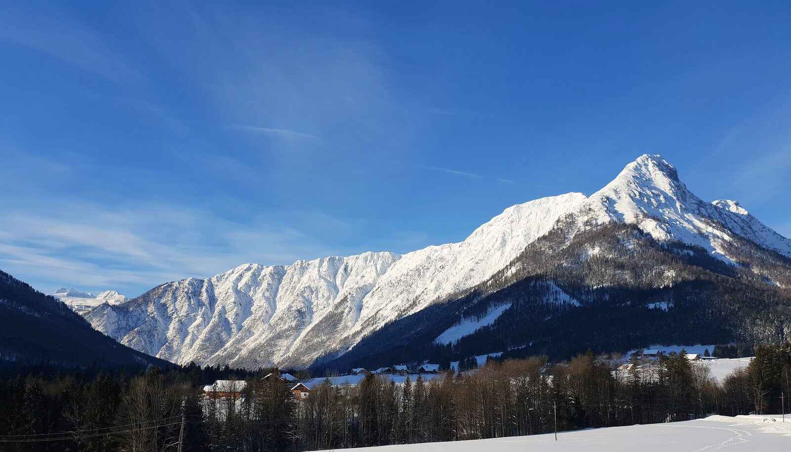Verschneiter Gipfel Zinken mit Wolken